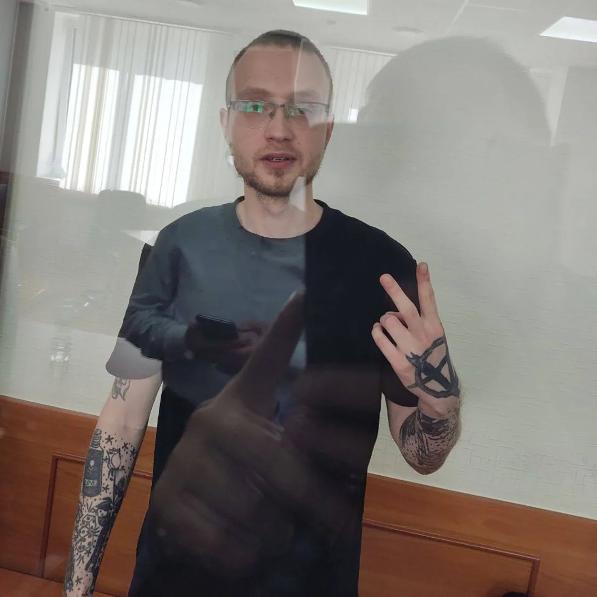 Алексей Рожков в суде. На руке татуировка «Анархия». Фото: «Зона солидарности»
