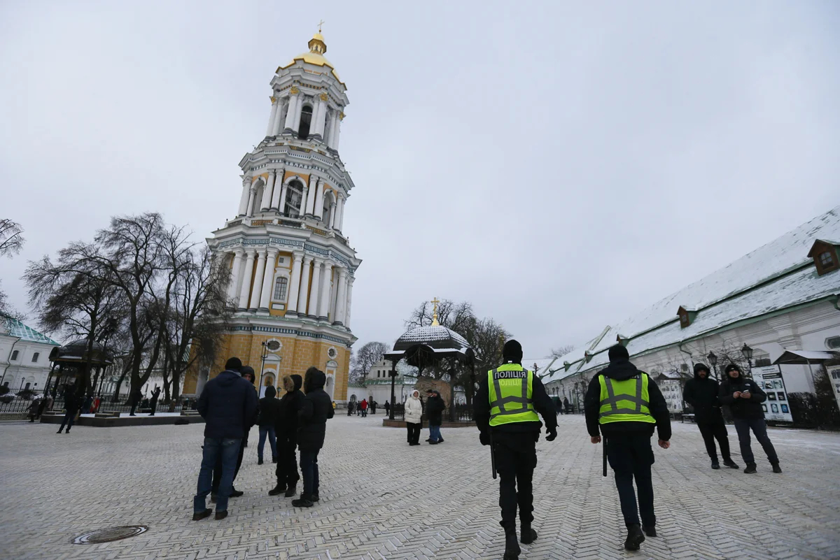 Украинские полицейские в Киево-Печерской лавре, 7 января 2023 года. Фото: Vladimir Sindeyev / NurPhoto / Shutterstock / Rex Features / Vida Press