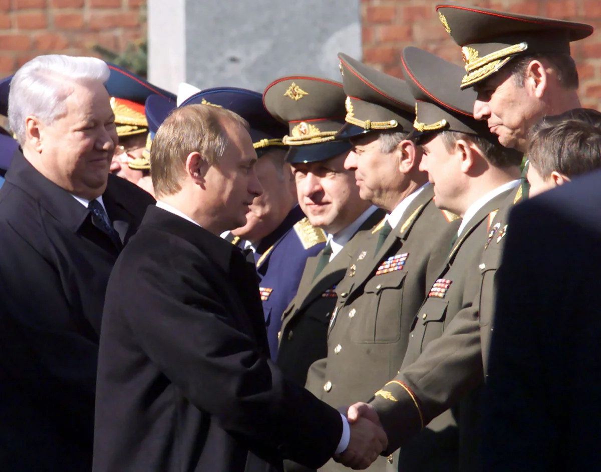 Владимир Путин и бывший президент Борис Ельцин встречаются с военными на Красной площади в Москве, 9 мая 2000 года. Фото: Reuters / Scanpix / LETA