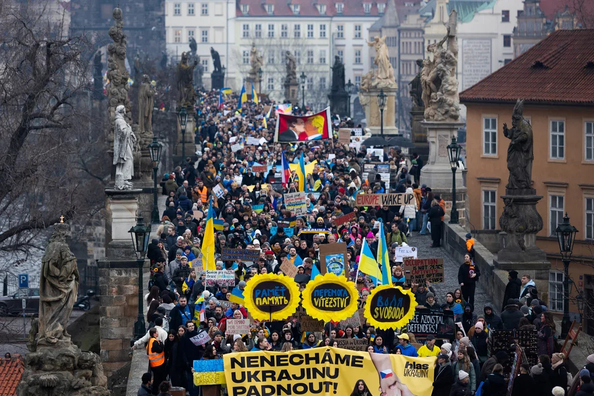 A rally on Charles Bridge on the third anniversary of Russia’s invasion of Ukraine, Prague, Czechia, 23 February 2025. Photo: Eva Korinkova / Reuters / Scanpix / LETA