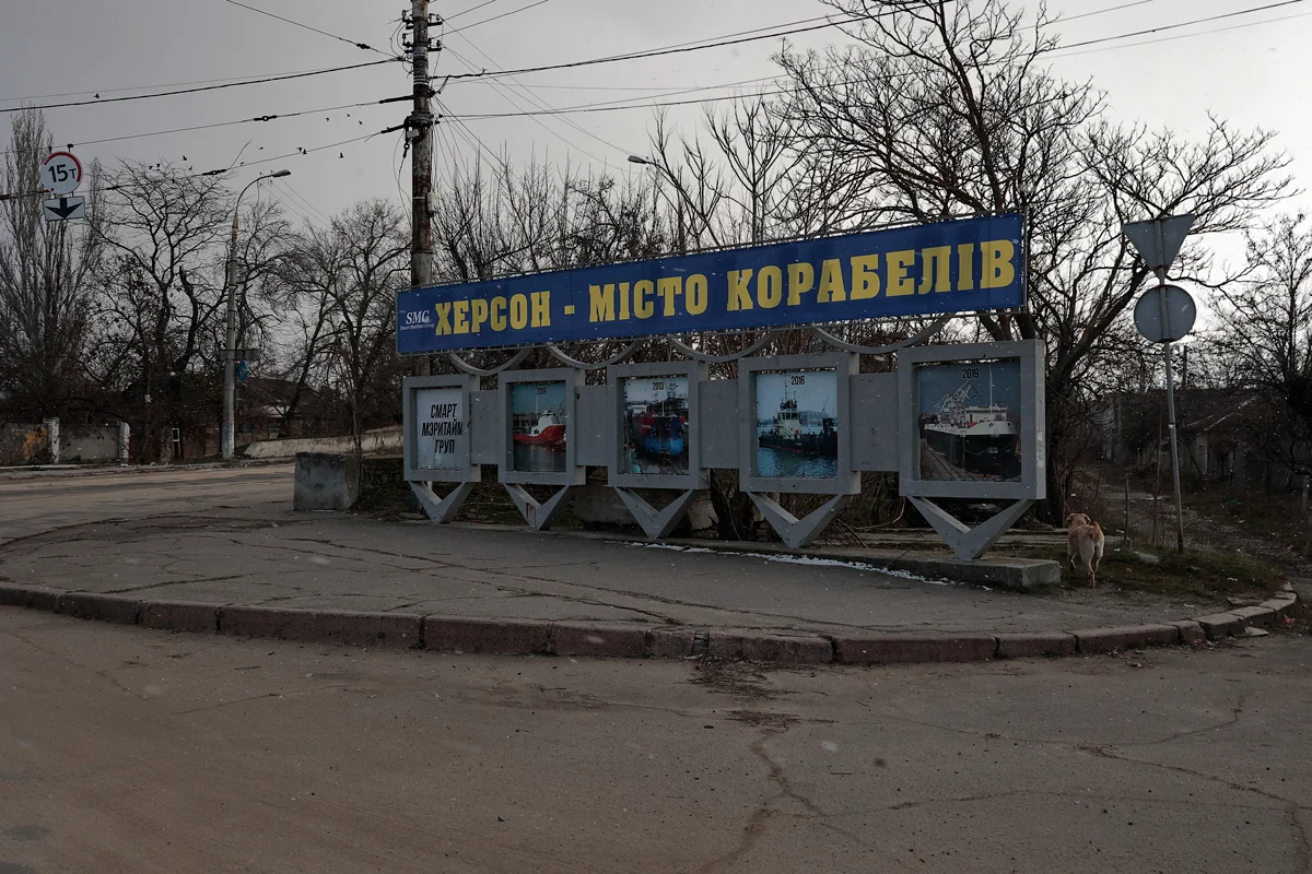 Щит на въезде в Корабельный район со стороны центральной части Херсона. Фото: Василий Крестьянинов / «Новая Газета Европа»