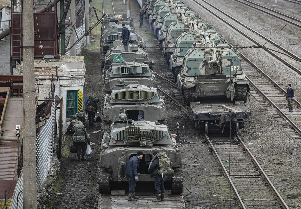 Российские военные и бронетехника на железнодорожной станции в Ростовской области, 23 февраля 2022 года. Фото: EPA