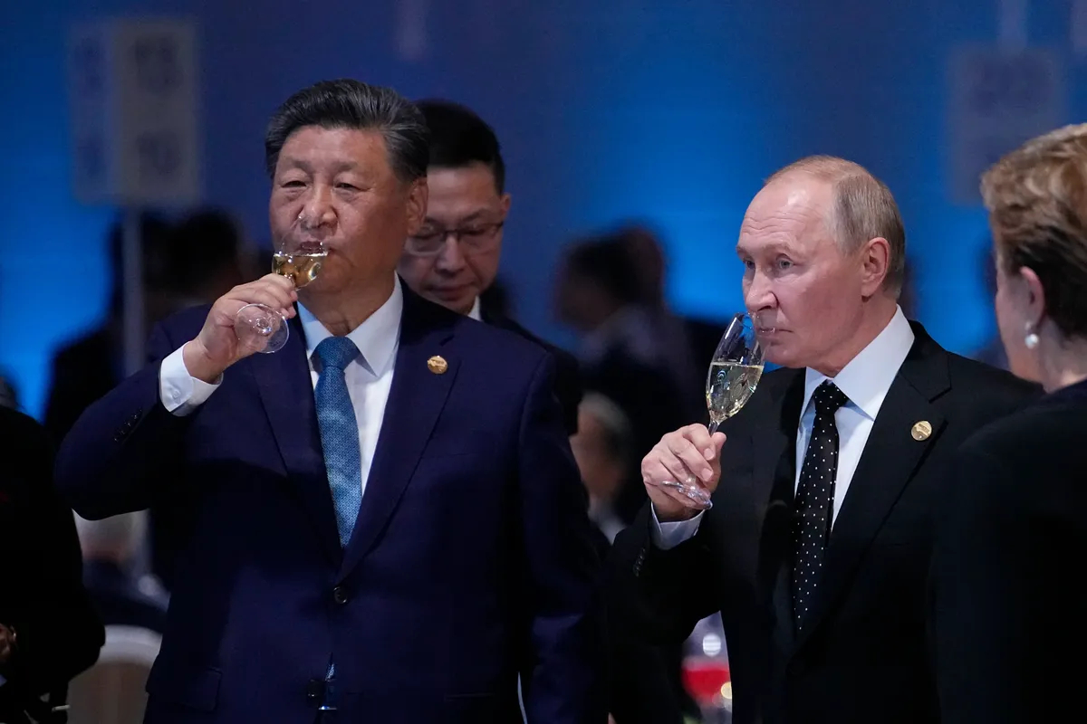 Vladimir Putin and Xi Jinping drink champagne during a reception at the BRICS summit in Kazan, Russia, 23 October 2024. Photo: EPA-EFE / ALEXANDER ZEMLIANICHENKO / POOL