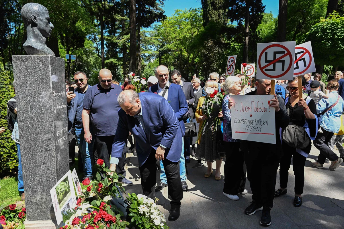 Люди возлагают цветы к памятнику Мелитону Кантарии, Тбилиси, 9 мая 2025 года. Фото: Vano Shlamov / AFP / Scanpix / LETA
