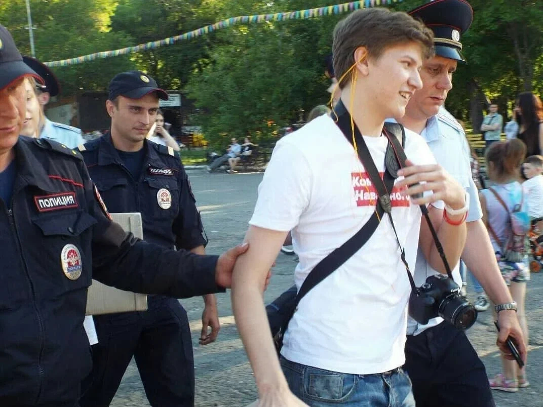 Alexey detained by the police during an opposition rally in Kurgan on 1 July 2018. Photo: Facebook