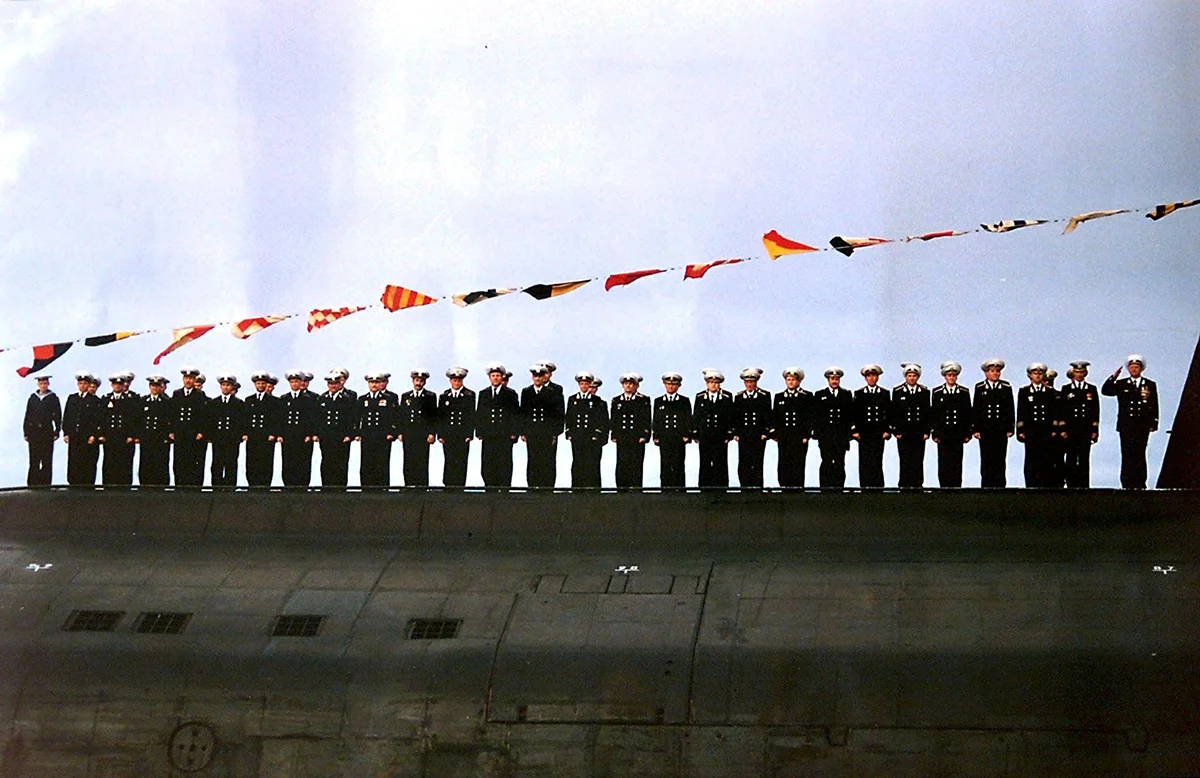 Экипаж подводной лодки «Курск» в Североморске во время военно-морского парада, посвященного ежегодному Дню Военно-морского флота, 30 июля 2000 года. Фото: EPA