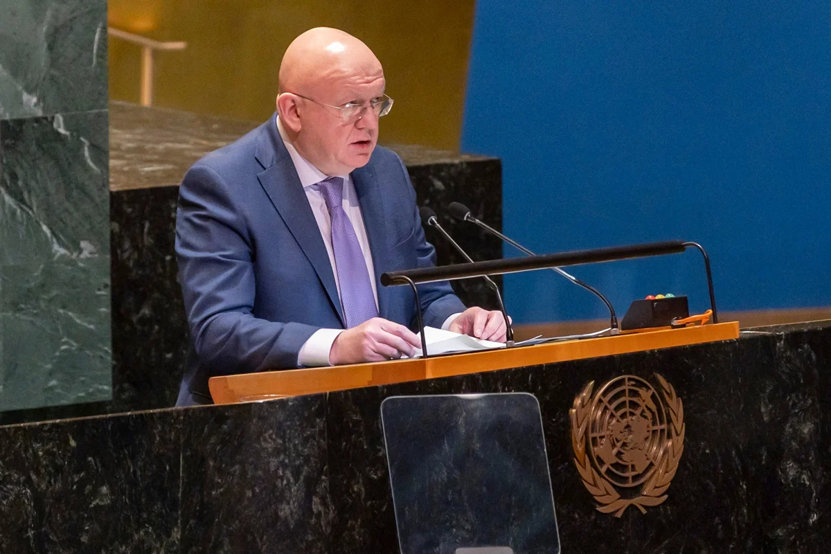 Постпред России Василий Небензя выступает перед голосованием Генассамблеи ООН по резолюции по Украине, Нью-Йорк, 24 февраля 2025 года. Фото: Sarah Yenesel / EPA
