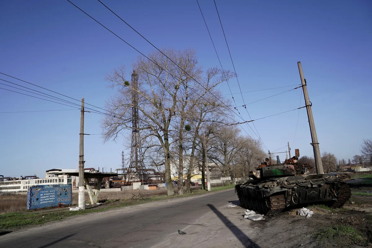 Разрушенный российский танк в Сумах, Украина, 15 апреля 2022 года. Фото: Anna Voitenko / Ukrinform / ddp / Vida Press
