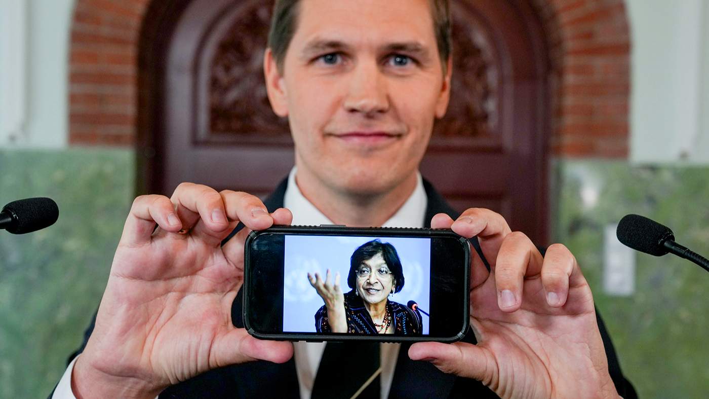 Председатель Норвежского Нобелевского комитета Йорген Ватне Фриднес с фотографией Нави Пиллэй, которая получила Нобелевскую премию мира 2026 года, в Нобелевском институте в Осло, Норвегия. 9 октября 2026 года. Фото: Javad Parsa / EPA
