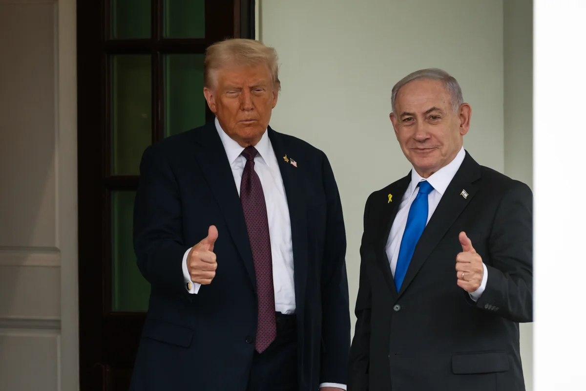 Президент США Дональд Трамп приветствует премьер-министра Израиля Биньямина Нетаньяху в Белом доме на встрече в Вашингтоне 29 сентября 2025 года. Фото: Allison Bailey / NurPhoto / Shutterstock / Rex Features / Vidapress