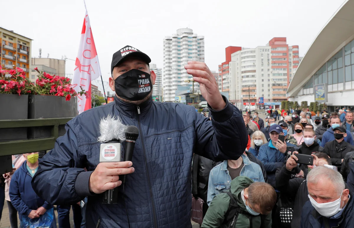 Сергей Тихановский выступает во время митинга сторонников оппозиционных политиков, которые собирают подписи для выдвижения на президентских выборах в Минске, Беларусь, 24 мая 2020 года. Фото: Василий Федосенко / Reuters / Scanpix / LETA