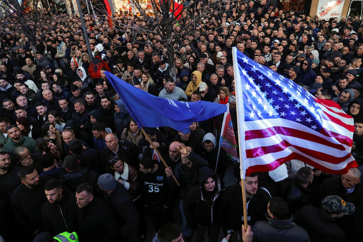 Сторонники Демократической партии Косова на предвыборном митинге в Приштине, 8 февраля 2025 года. Фото: Valdrin Xhemaj / Reuters / Scanpix / LETA