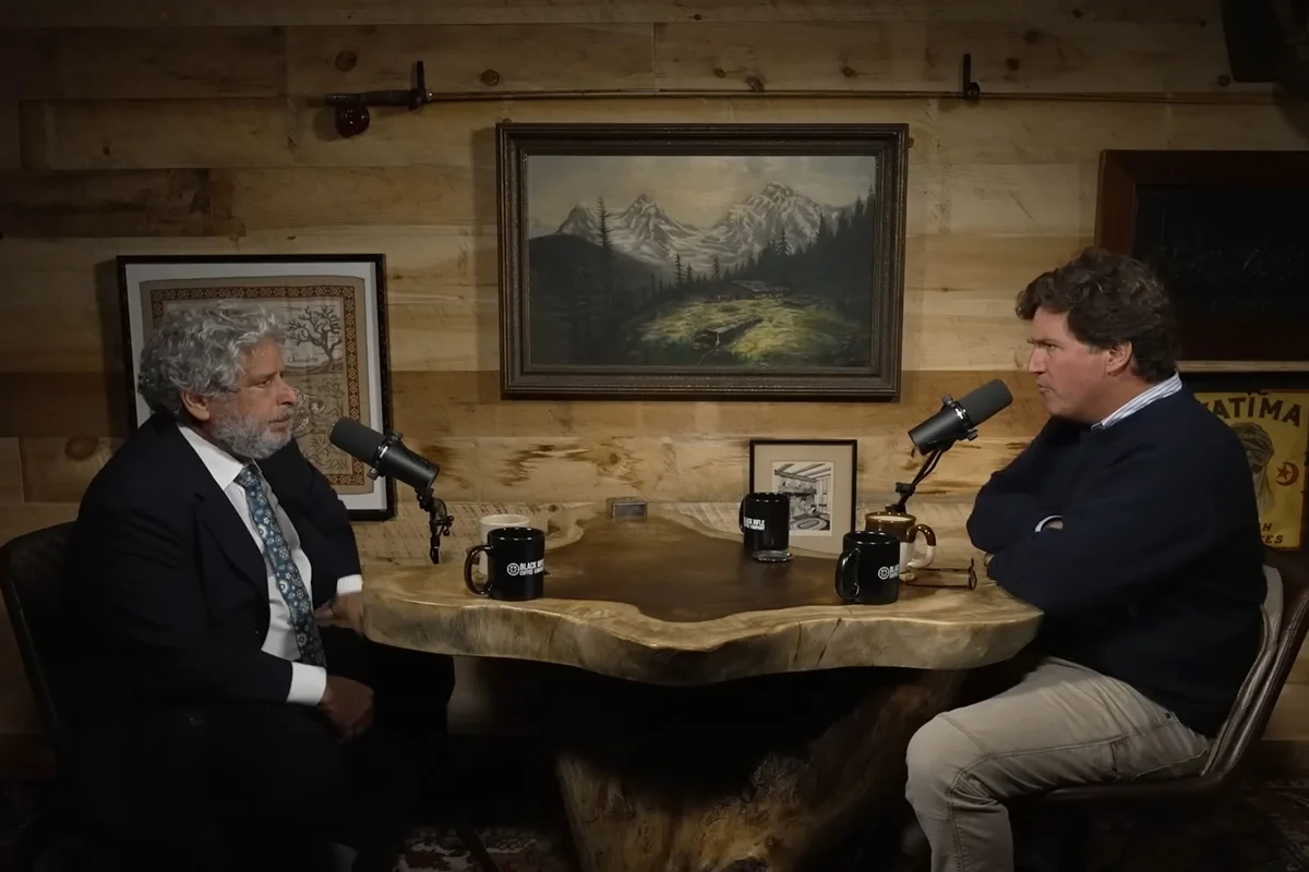 Роберт Амстердам и Такер Карлсон. Фото: @TuckerCarlson / YouTube