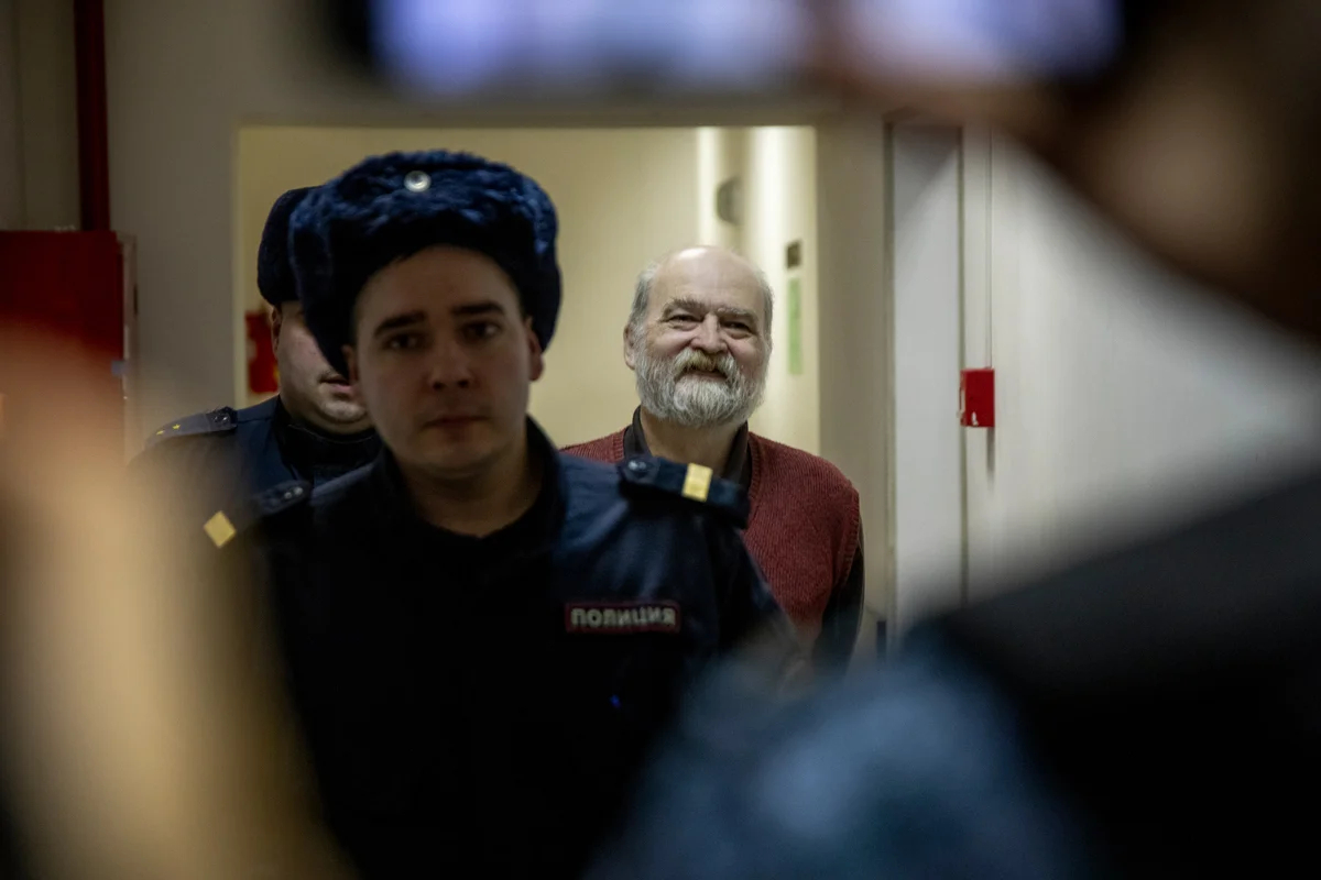 Александр Скобов в здании суда. Фото: Дмитрий Цыганов