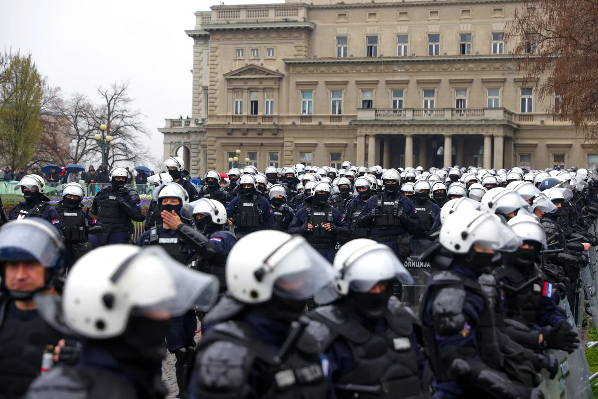 Полицейские на митинге в Белграде, 15 марта 2025 года. Фото: Andrej Cukic / EPA