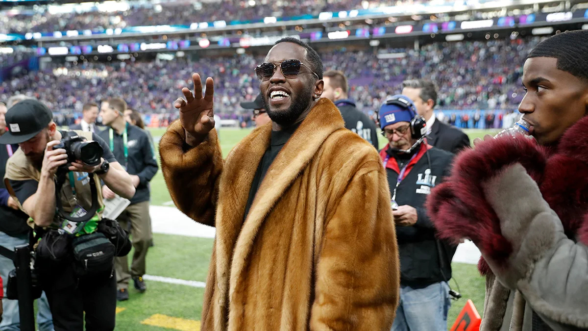 Шон Комбс «P. Diddy» на поле перед началом матча за Суперкубок LII на стадионе US Bank в Миннеаполисе, штат Миннесота, США, 4 февраля 2018 года. Фото: Erik S. Lesser / EPA-EFE