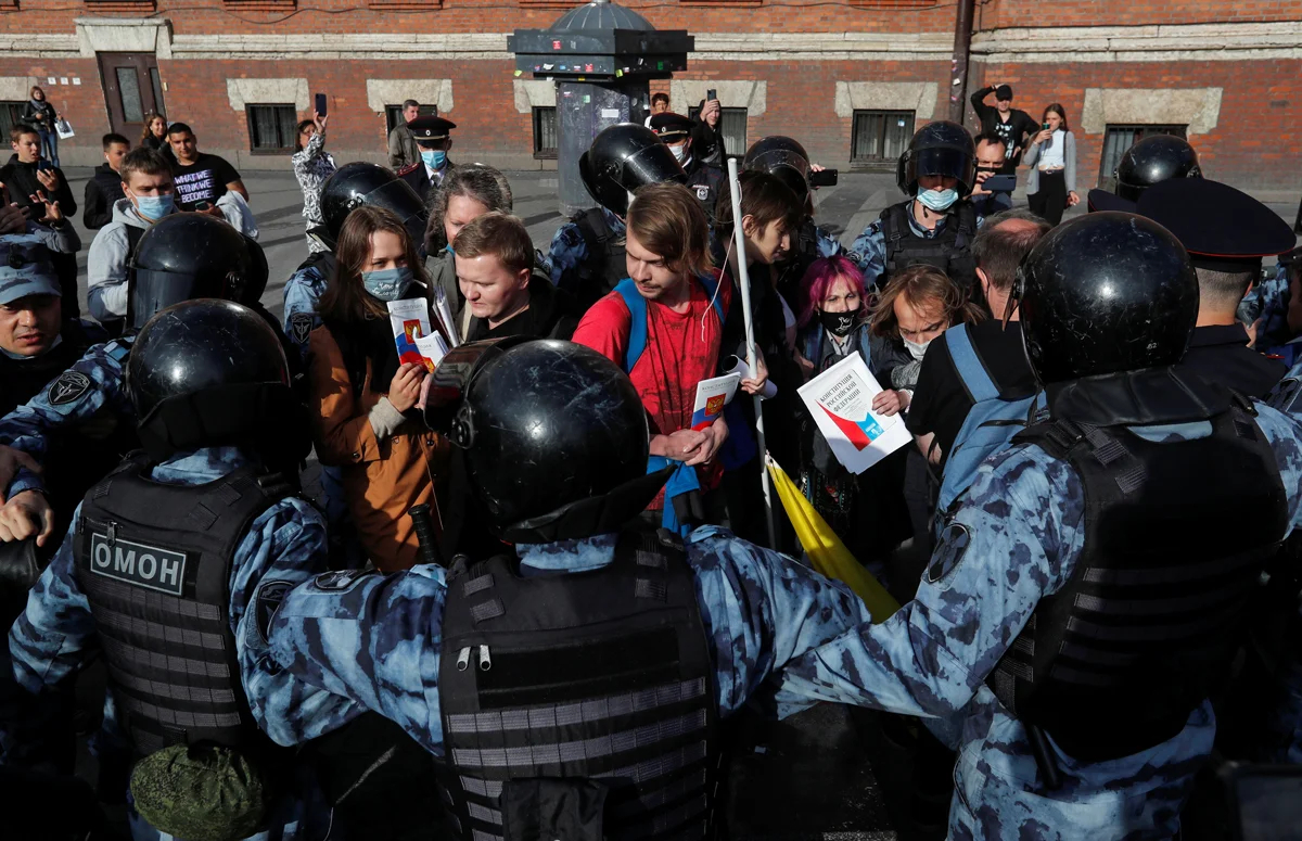 Сотрудники правоохранительных органов блокируют протестующих во время оппозиционного митинга против поправок к Конституции в Санкт-Петербурге, 1 июля 2020 года. Фото: Антон Ваганов / Reuters / Scanpix / LETA