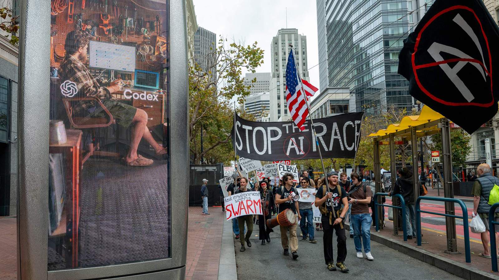 Участники акции протеста «Stop the AI Race» («Остановите гонку ИИ»), призывающие замедлить разработку систем искусственного интеллекта. Сан-Франциско, Калифорния, США. 17 сентября 2026 года. Фото: Karl Mondon / AFP / Scanpix / LETA