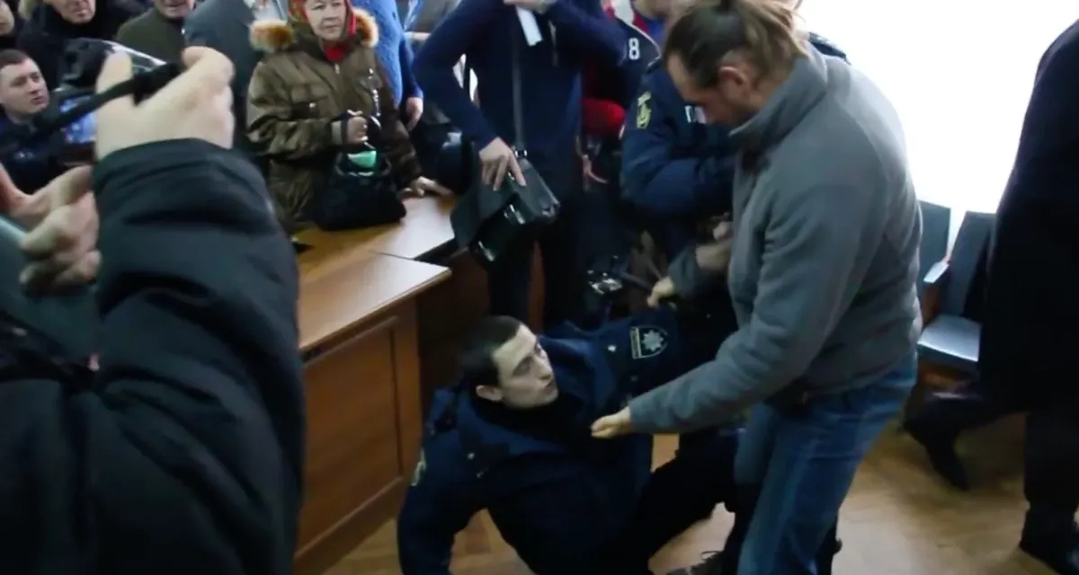 Конфликт Стремоусова с полицейским в зале заседаний городского совета Херсона. Фото: скрин видео