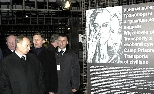 Владимир Путин осматривает музейную экспозицию в блоке 14 лагеря Освенцим. Фото: Kremlin