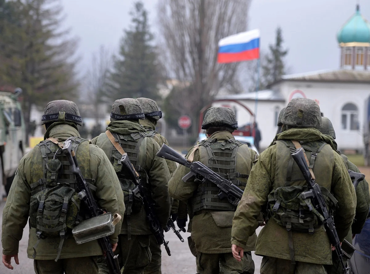 Российские военнослужащие патрулируют территорию вокруг украинской военной части в Перевальном под Симферополем, 20 марта 2014 года. Фото: Filippo Monteforte / AFP / Scanpix / LETA