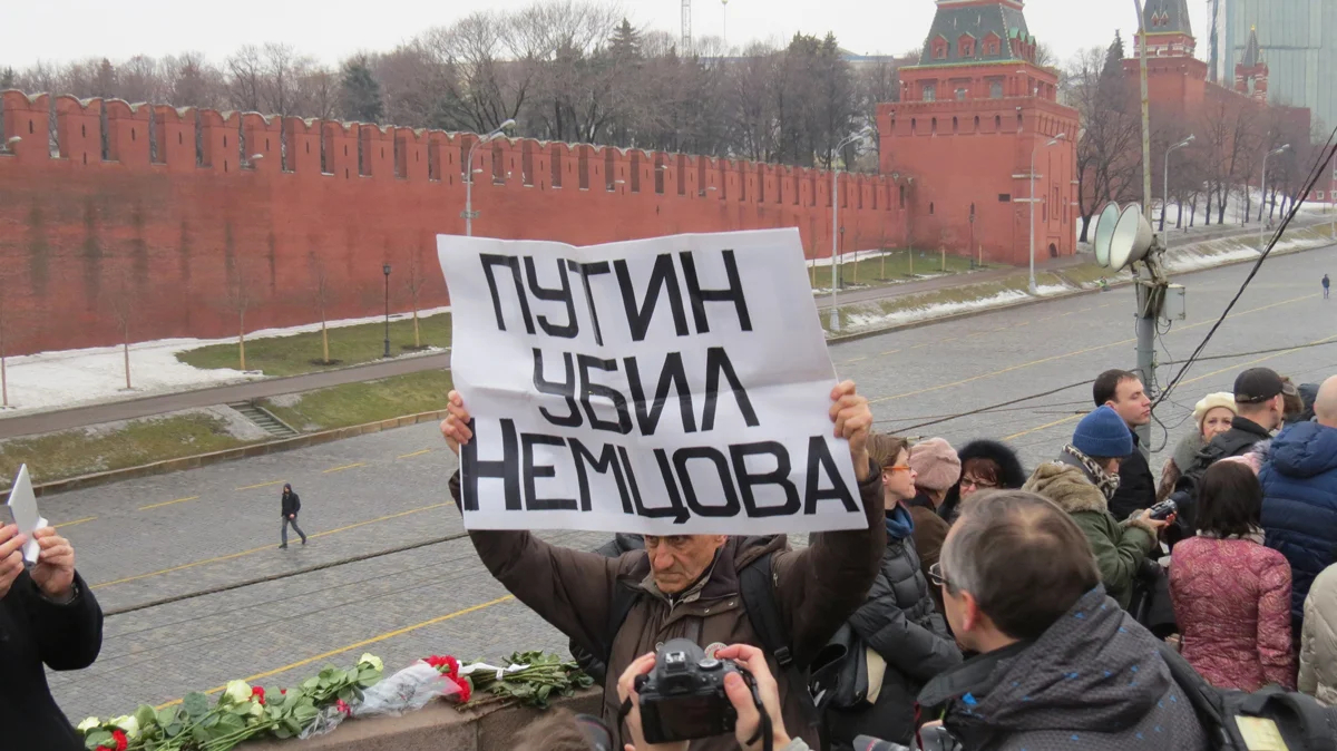 Люди приносят цветы к месту убийства Бориса Немцова, 28 февраля 2015 года. Фото: putnik / Wikimedia