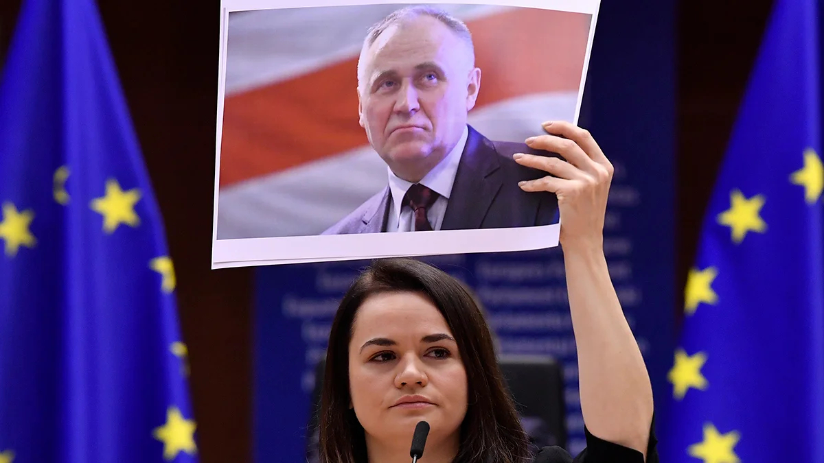Лидер белорусской оппозиции Светлана Тихановская произносит речь, держа в руках фотографию белорусского политика Николая Статкевича, во время вручения премии имени Сахарова в области прав человека в Европейском парламенте в Брюсселе, Бельгия, 16 декабря 2020 года. Фото: John Thys / EPA