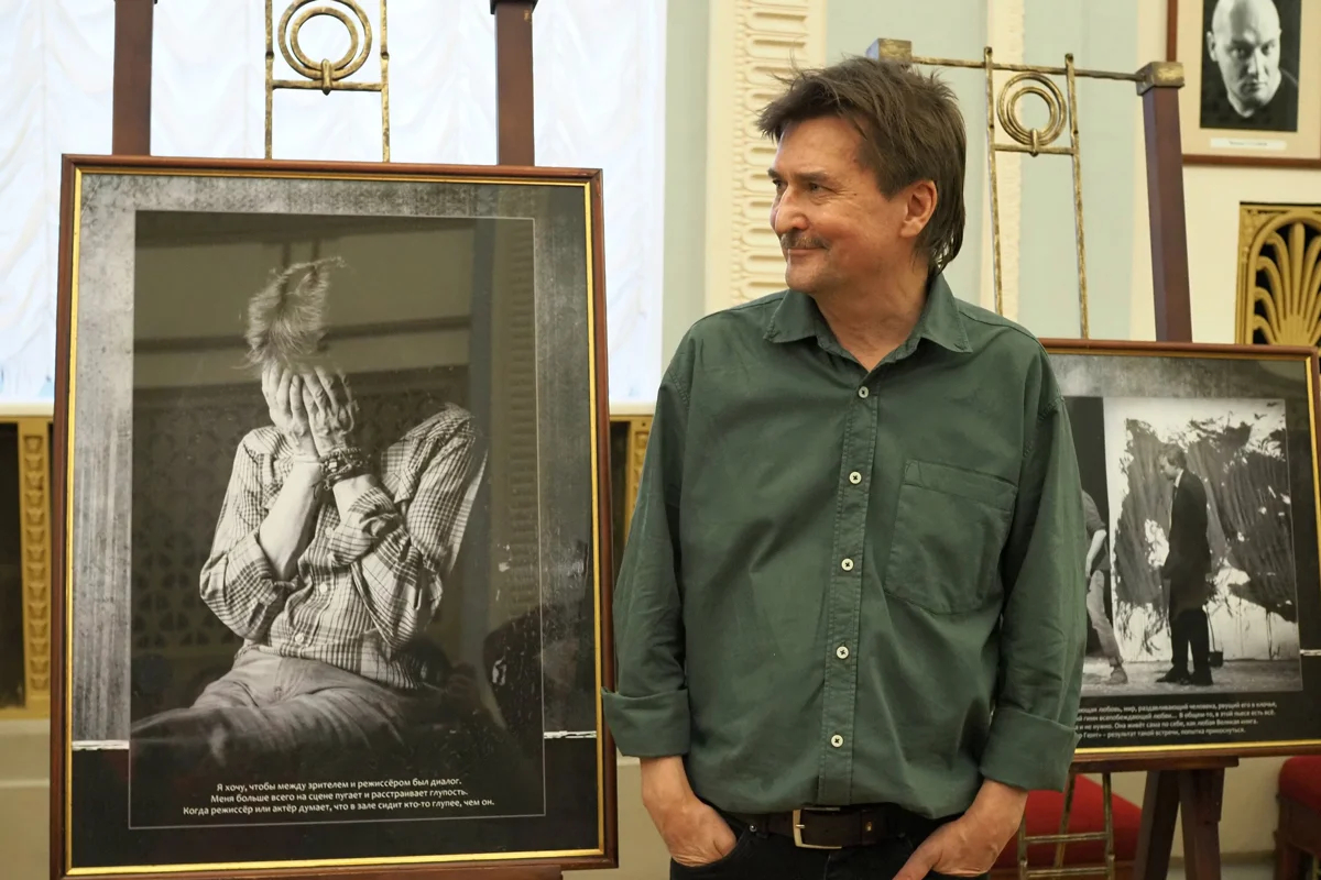 Юрий Бутусов во время открытия фотовыставки «В пространстве Юрия Бутусова» в фойе театра имени Евгения Вахтангова, Москва, 24 сентября 2021 года. Фото: Денис Гришкин / АГН «Москва»