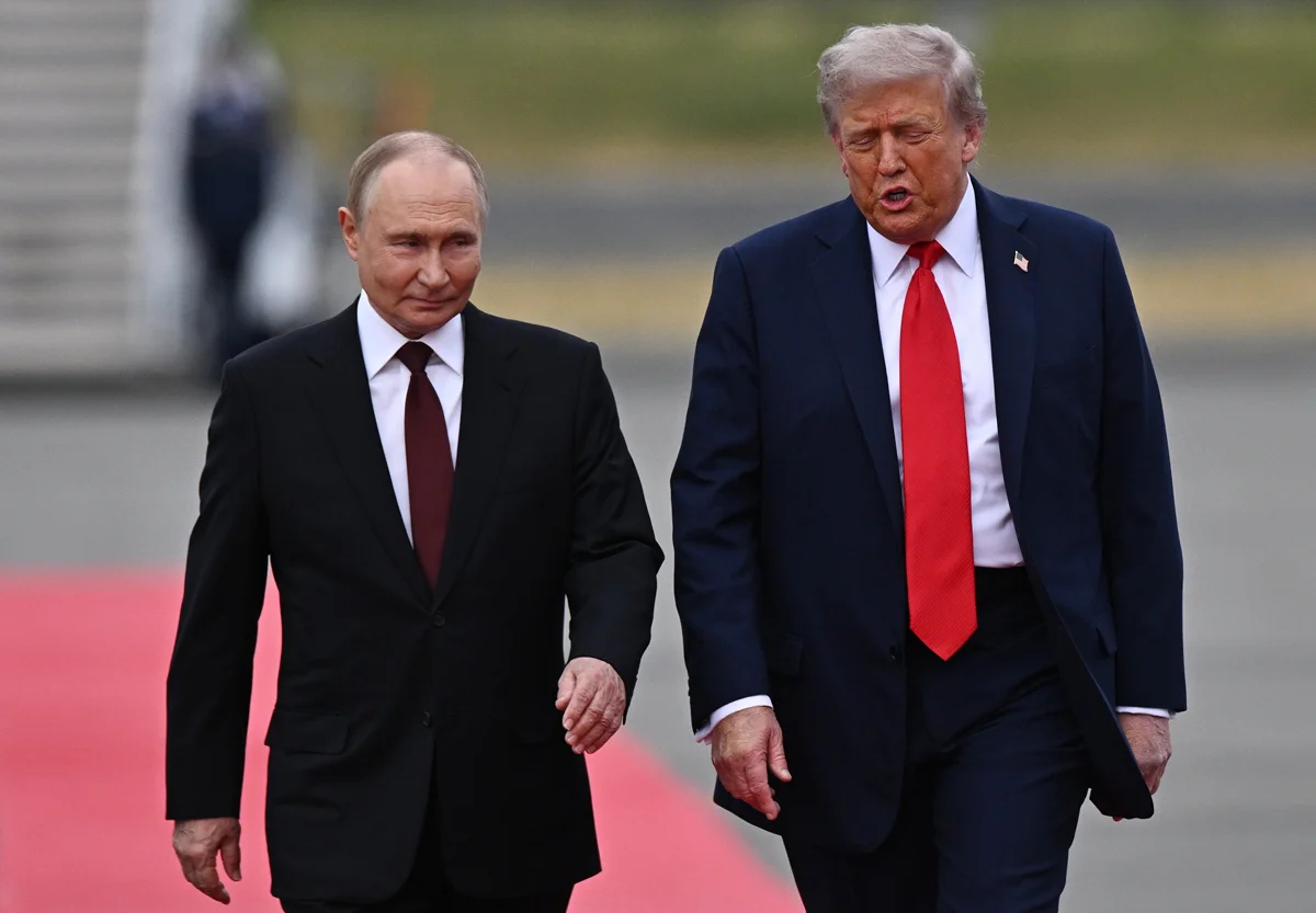 Президент США Дональд Трамп приветствует Владимира Путина перед началом переговоров в Анкоридже, Аляска, США, 15 августа 2025 года. Фото: Сергей Бобылев / Спутник / Kremlin / EPA