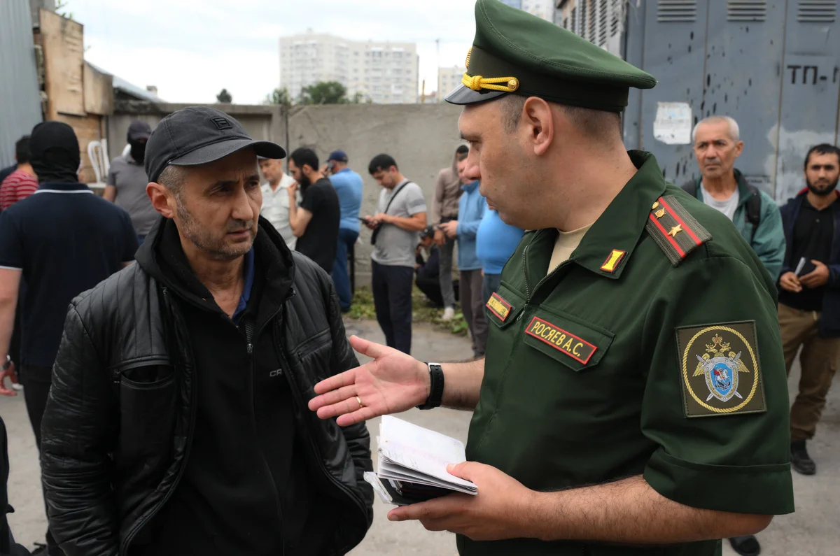 Рейд по выявлению нелегальных мигрантов в Новосибирске, 13 августа 2024 года. Фото: Александр Кряжев / Спутник / Imago Images / Scanpix / LETA