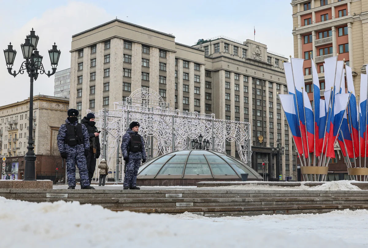 Полиция у здания Госдумы в Москве, 19 февраля 2025 года. Фото: Максим Шипенков / EPA