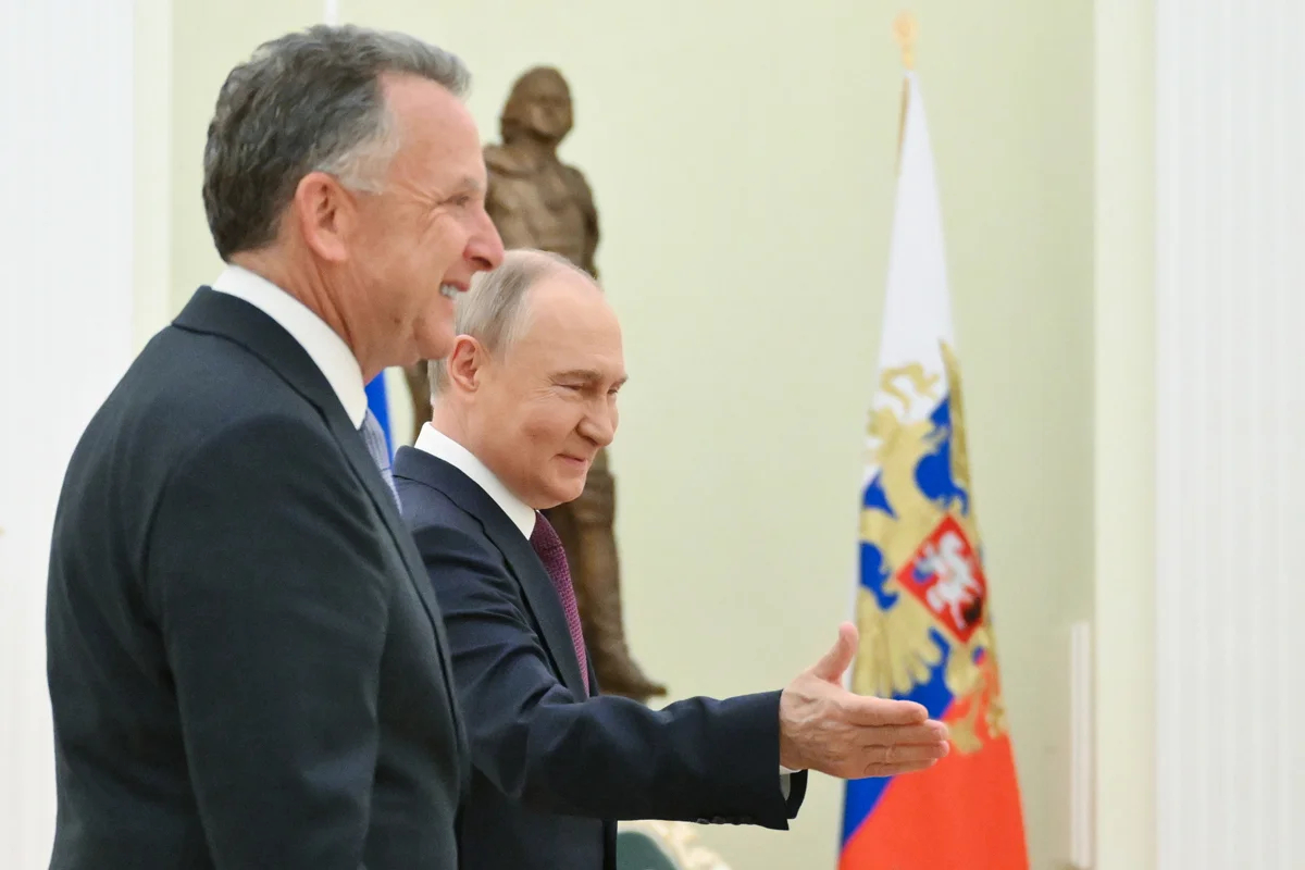 Владимир Путин приветствует специального посланника президента США Стива Уиткоффа перед встречей в Кремле, Москва, 25 апреля 2025 года. Фото: Кристина Кормилцына / Спутник / Kremlin / EPA