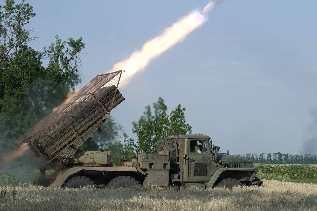 Украинские военнослужащие запускают ракеты из реактивной системы залпового огня «Град» под Покровском в Донецкой области, Украина, 8 июля 2025 года. Фото: Arnaud Andrieu / Sipa Press / Vida Press