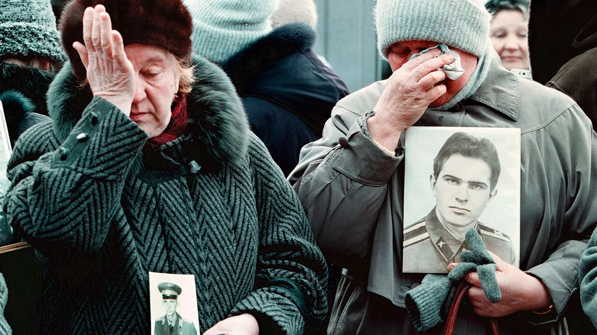 Матери солдат, погибших в российской армии в мирное время, Москва, Россия, 23 февраля 1999 года. Фото: Юрий Кочетков / EPA