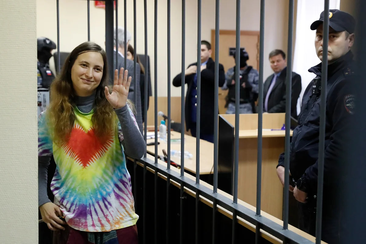 Саша Скочиленко на скамье подсудимых во время слушаний в Василеостровском районном суде Санкт-Петербурга, 16 ноября 2023 года. Фото: Анатолий Мальцев / EPA-EFE