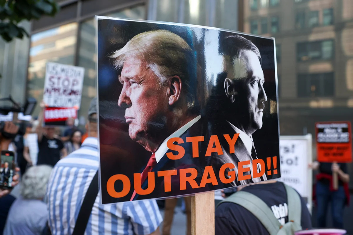 Люди протестуют против снятия с эфира Джимми Киммела, Нью-Йорк, США, 18 сентября 2025 года. Фото: Фото: Sarah Yenesel / EPA