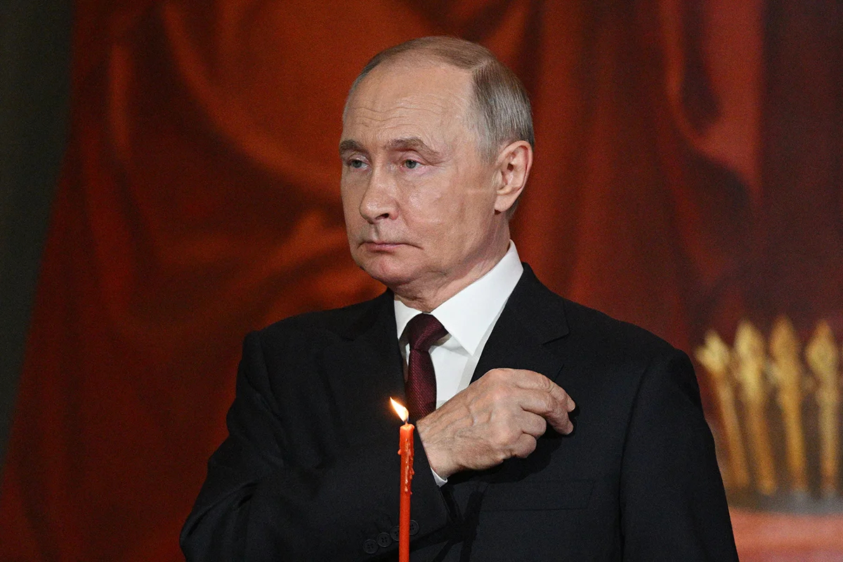 Владимир Путин на православной пасхальной службе в Храме Христа Спасителя в Москве, Россия, 20 апреля 2025 года. Фото: Рамиль Ситдиков / EPA-EFE / SPUTNIK