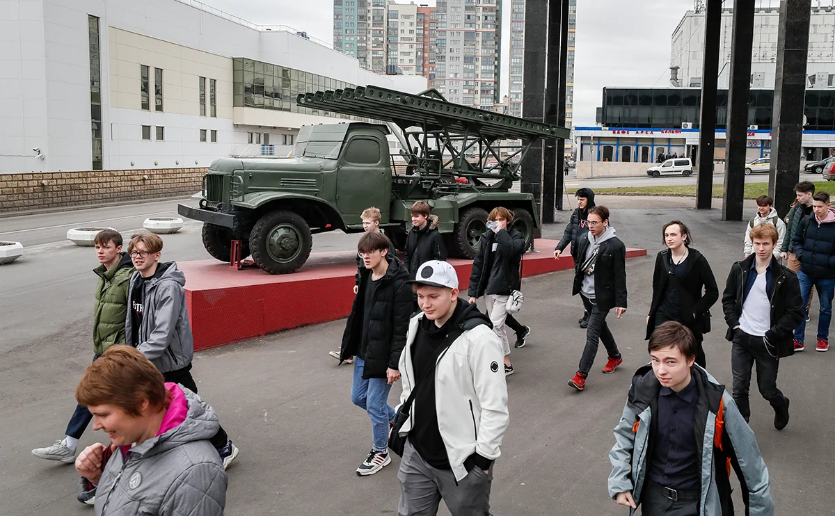 БМ-13 «Катюша» времен Второй мировой войны, установленной в качестве памятника на одной из улиц Москвы, Россия, 19 апреля 2022 года. Фото: Юрий Кочетков / EPA-EFE