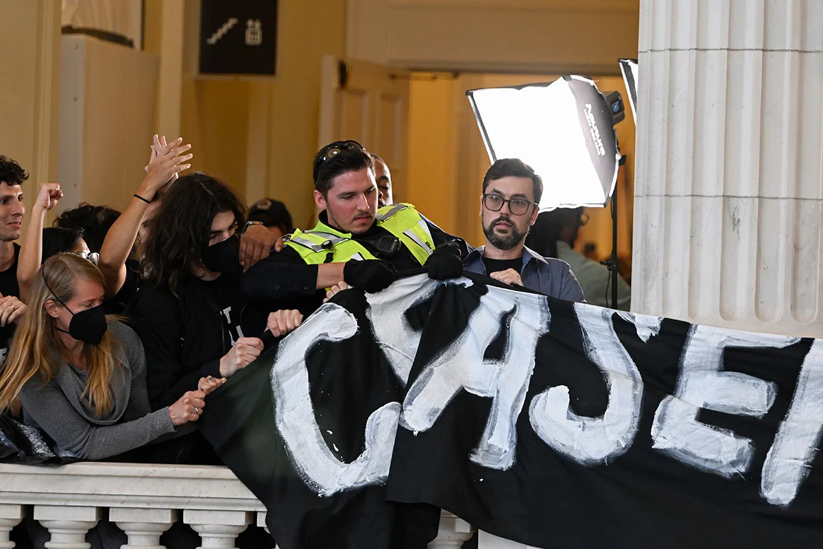 Полиция задерживает протестующих в здании Капитолия, 18 октября 2023 г. Фото: Celal Gunes/Anadolu / Getty Images