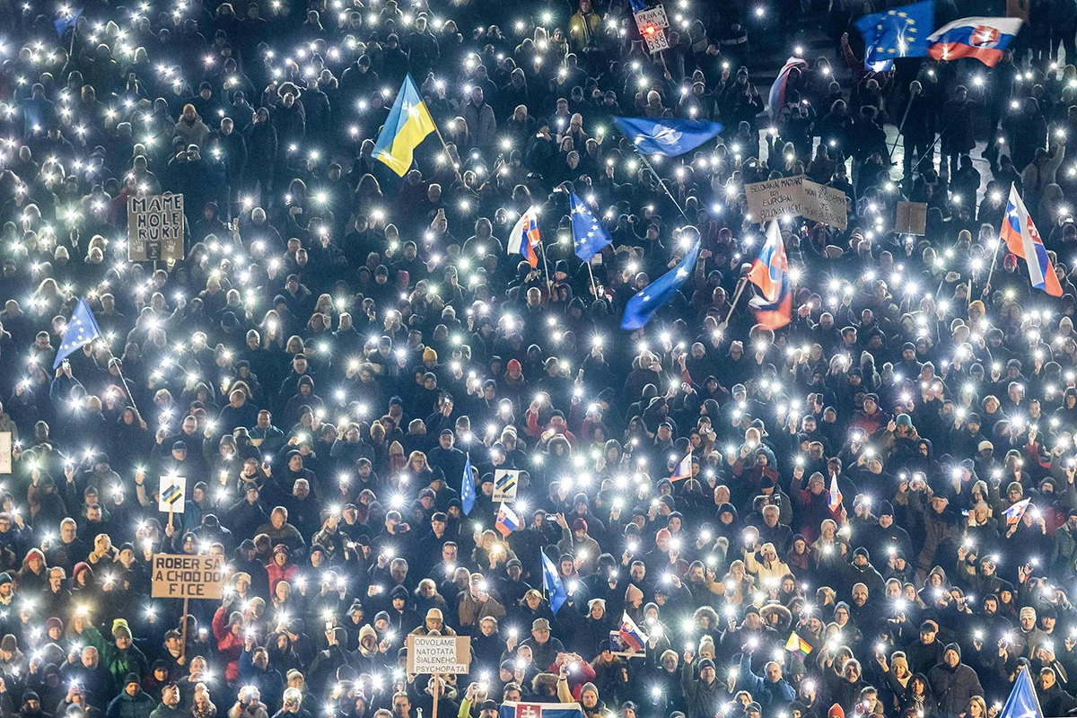 Сотни людей с зажженными фонарями во время антиправительственной акции, организованной политическими активистами, связанными с гражданским сообществом «Мир Украине» (Mier Ukrajine), под девизом «Словакия — это Европа, хватит России», Братислава, Словакия, 24 января 2025 года. Фото: Tomas Benedikovic / AFP «внешнего врага»