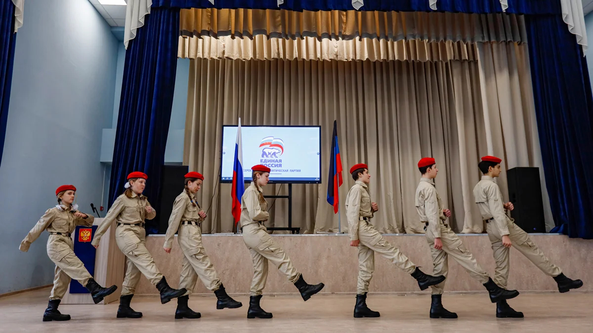 Участники военно-патриотического движения «Юнармия» готовятся к празднованию Дня защитника Отечества в школе № 7, Мариуполь, 15 февраля 2025 года. Фото: EPA