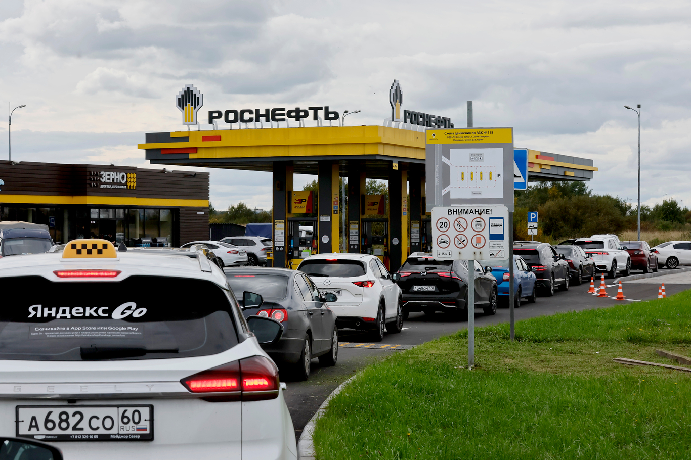 Drivers wait in line to fill their tanks at a Rosneft petrol station outside Moscow, Russia, 29 June 2026. Photo: EPA / MAXIM SHIPENKOV
