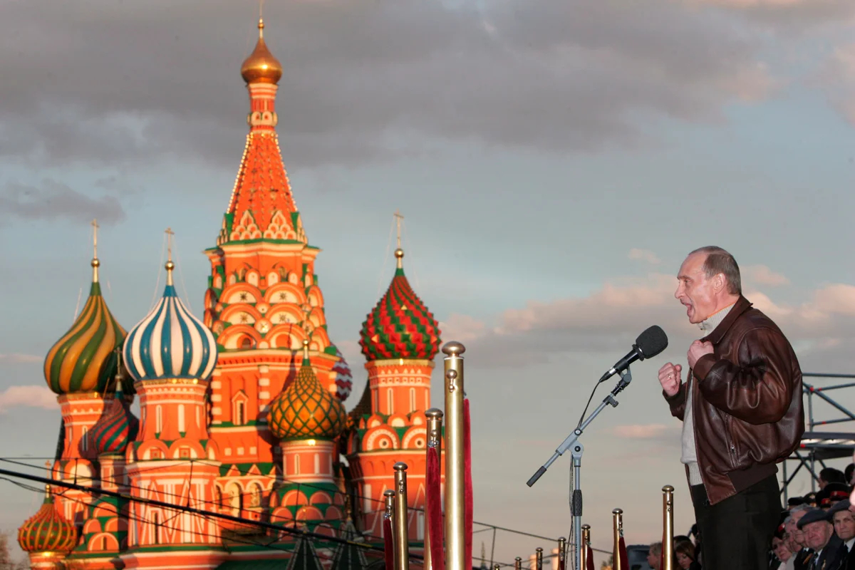 Владимир Путин выступает с речью перед участниками празднования Дня Победы на Красной площади в Москве, 9 мая 2007 года. Фото: Сергей Чириков / EPA