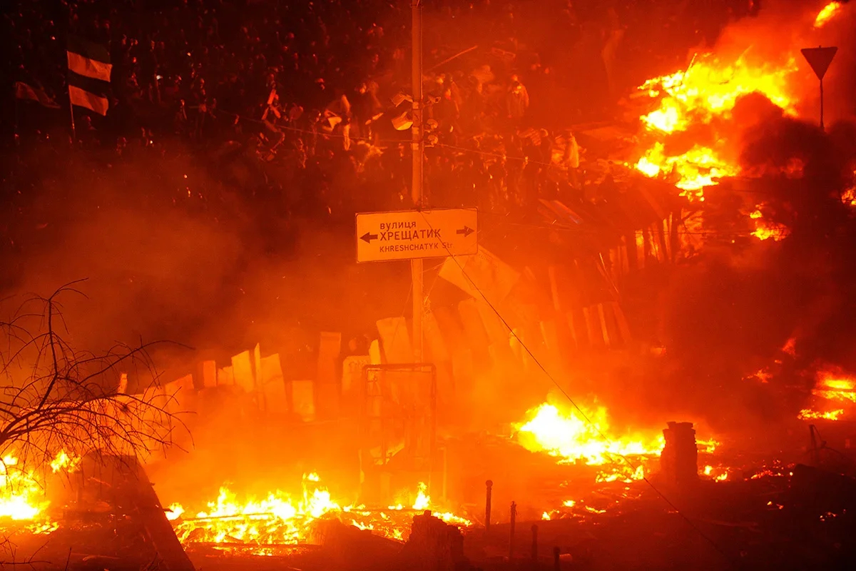 Street fires during clashes between anti-government protesters and police, 18 February 2014 in Kyiv. Photo: Alexander Körner / Getty Images