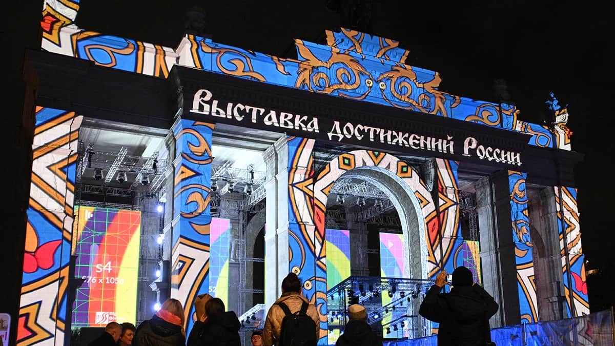 Световая инсталляция главной арки на ВДНХ перед открытием Международной выставки-форума "Россия". Фото: Кирилл Зыков / РИА Новости / russia.ru