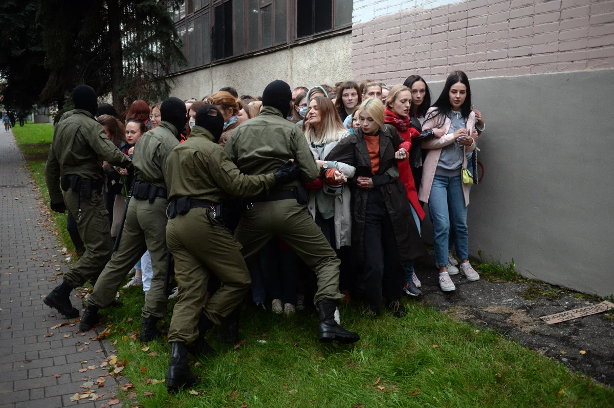 Сторонницы оппозиции сопротивляются попытке полиции задержать их в Минске, Беларусь, 8 сентября 2020 года. Фото: EPA
