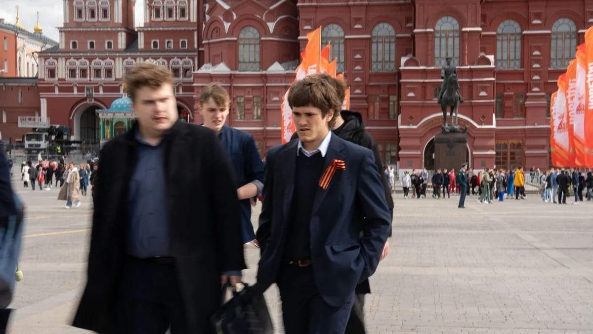 Толпа перед мемориалом Г. Жукову перед Историческим музеем.