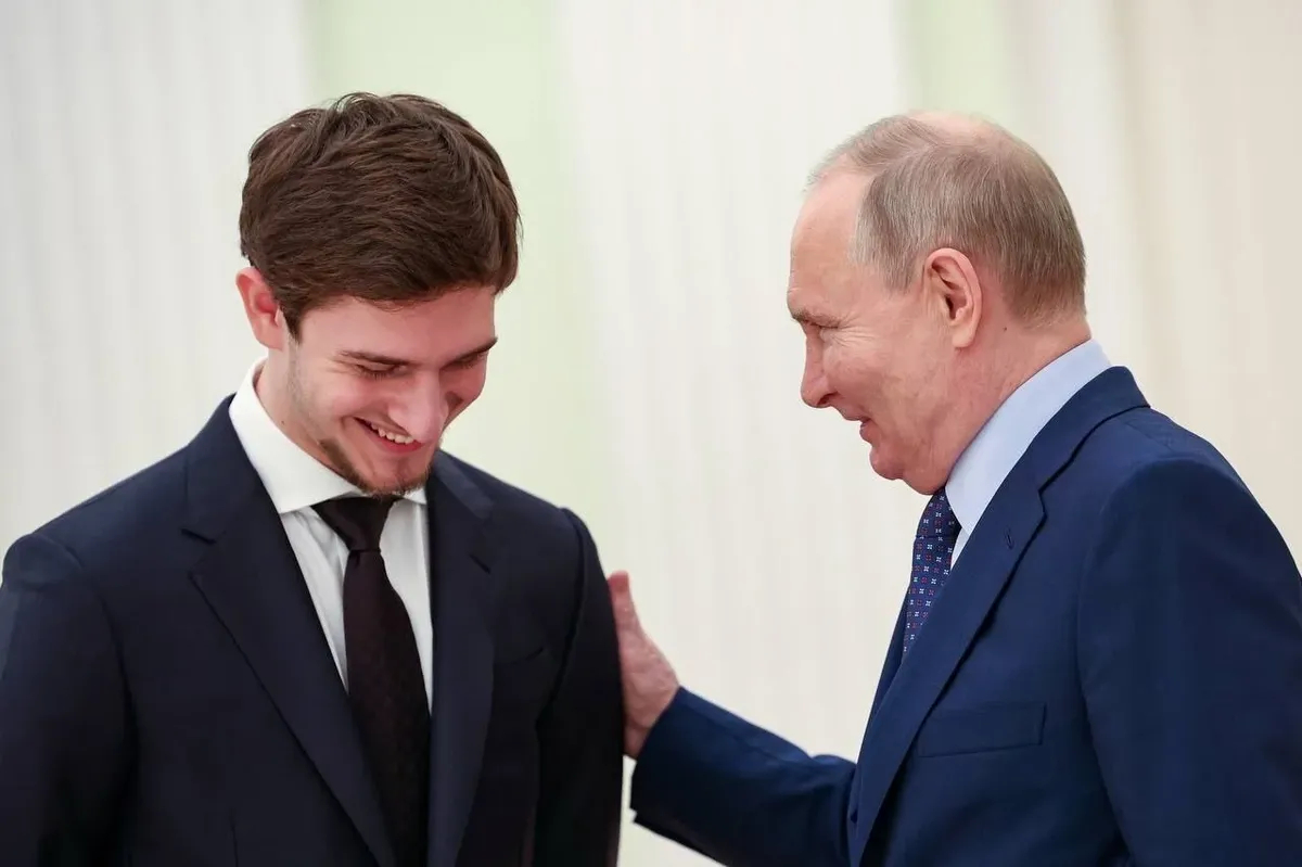 Эли Кадыров на встрече с Владимиром Путиным. Фото: Рамзан Кадыров / Telegram