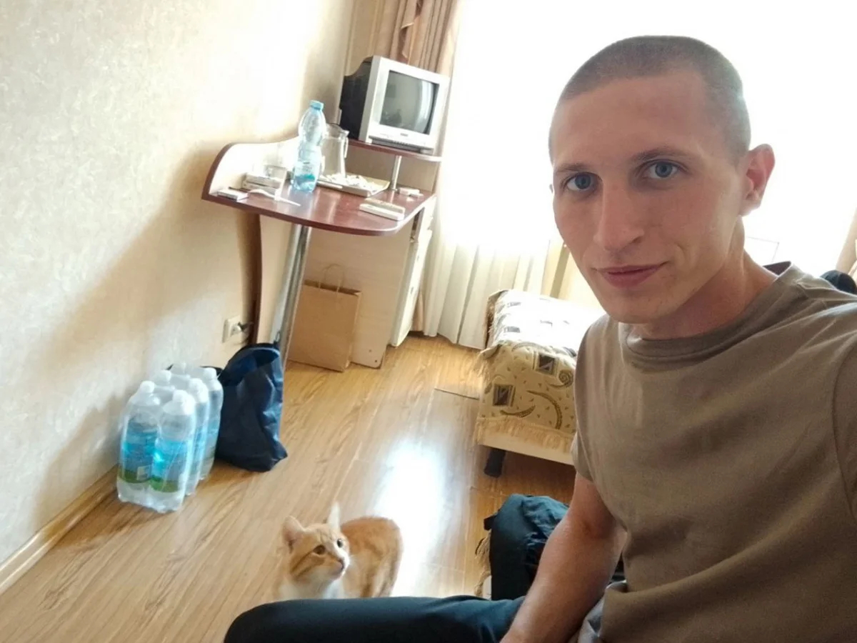Станислав Панченко вместе с котом Мишко после освобождения в госпитале. Фото: «Новости Донбасса»
