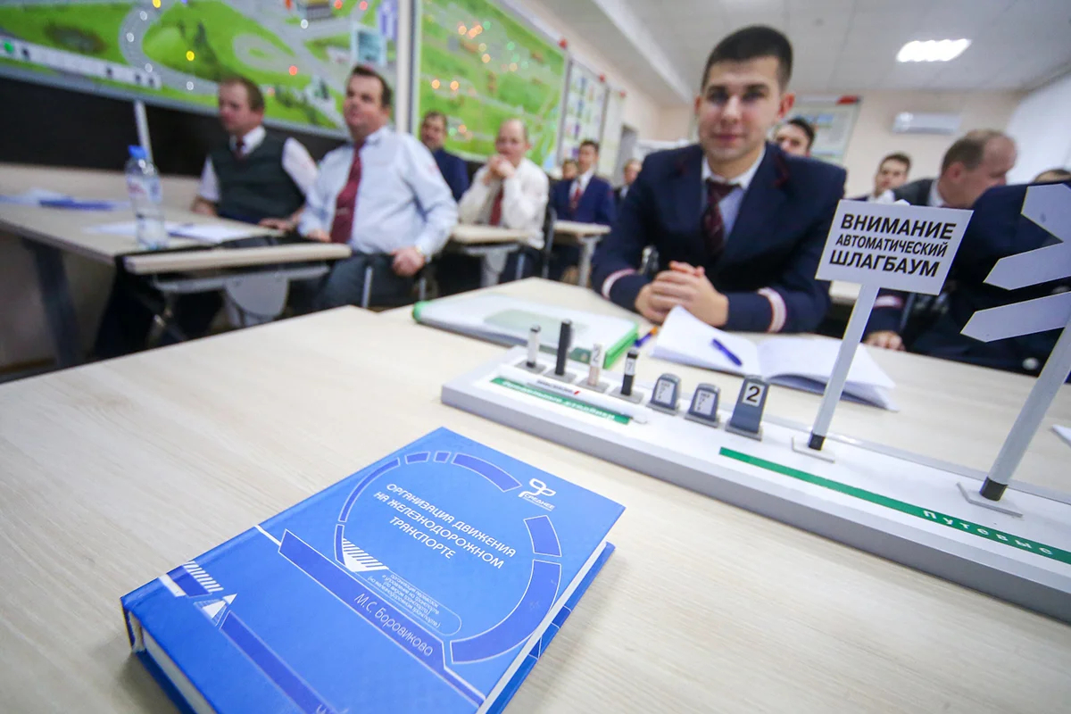 Занятия по повышению квалификации локомотивных бригад электропоездов Московской железной дороги в подразделении Московского учебного центра профессиональных квалификаций, 3 февраля 2025 года. Фото: Сергей Ведяшкин / Агентство «Москва»